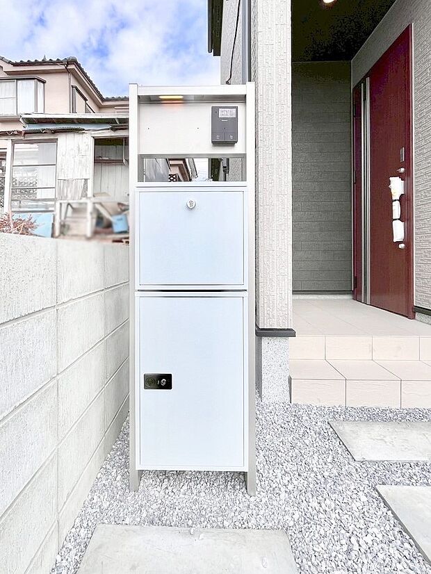 【その他現地】シンプルデザインのポスト。