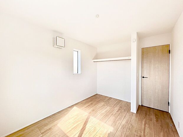 【寝室】使いやすい形でベットや家具の置き方にも困ることもありません。