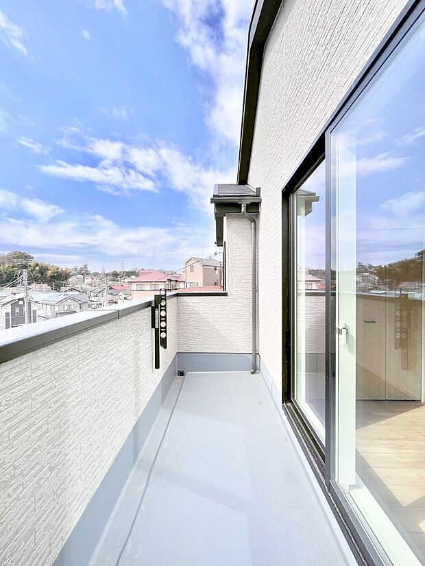 【バルコニー】ゆったりバルコニーだから沢山お洗濯ものを干せます。