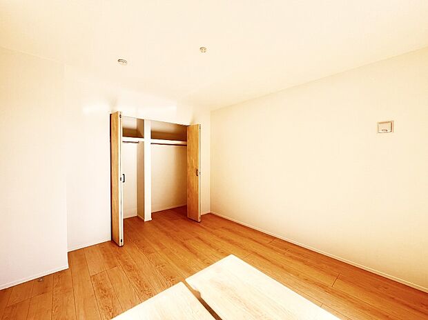 【寝室】収納が充実しているので居住スペースを広々使えます