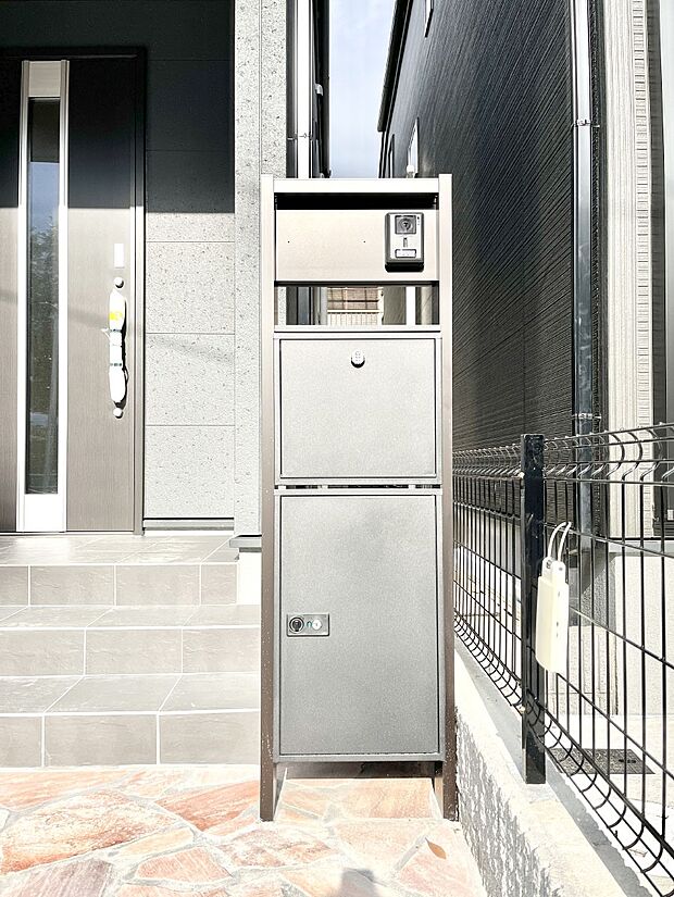 【その他現地】シンプルデザインのポスト。