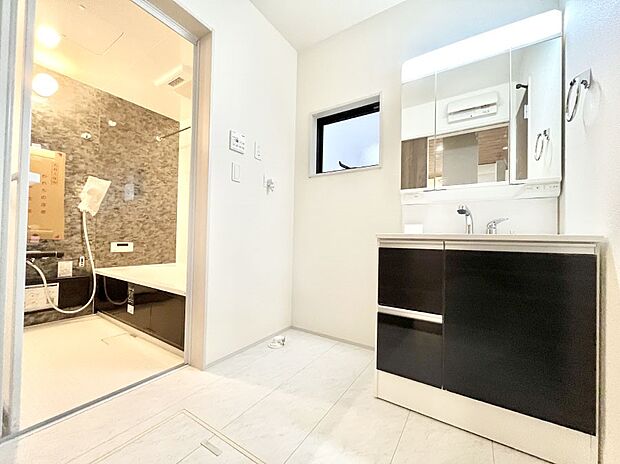 【脱衣場】清潔感のある快適空間です。毎日の身支度も気持ち良くお使い頂けます。