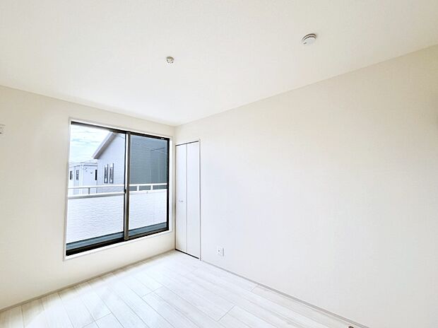 【寝室】収納が充実しているので居住スペースを広々使えます