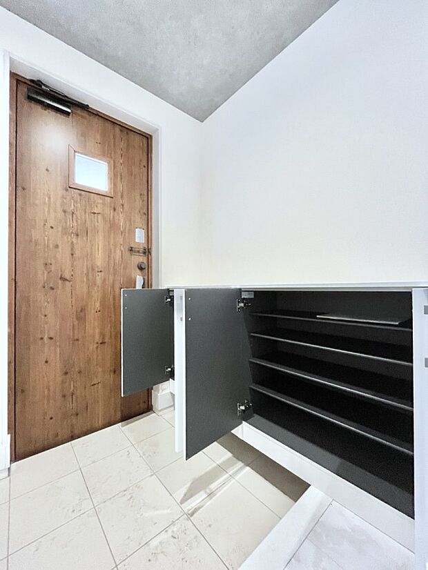 【玄関】散らかりがちな玄関もスッキリの玄関収納付