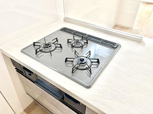 【Siセンサーコンロ】ガスコンロはSiセンサー搭載。火力調節や焦げ付き・消し忘れも防いでくれます。