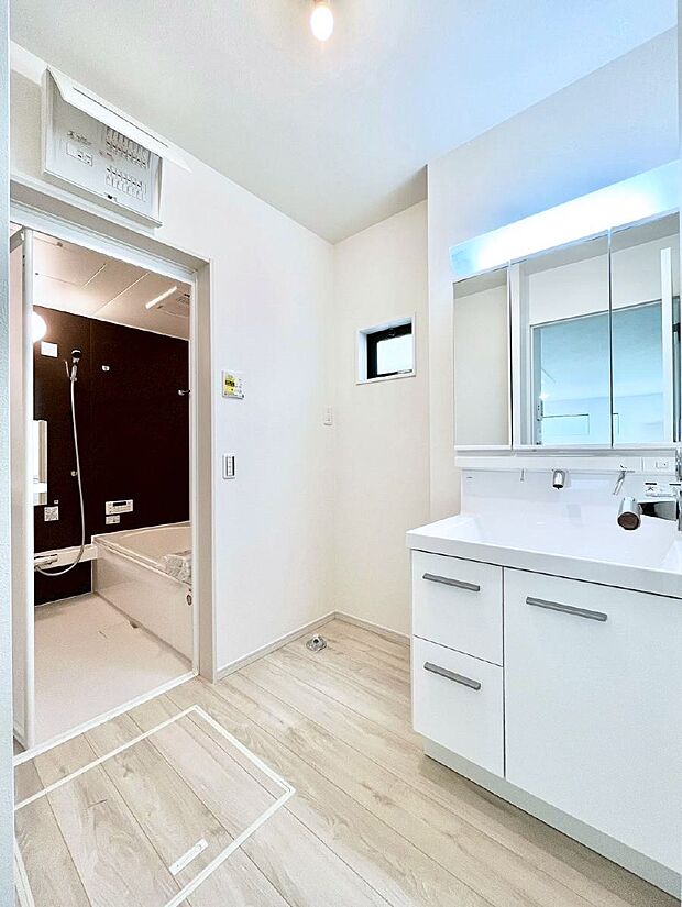 【ランドリースペース】広々とゆとりのあるランドリースペース。