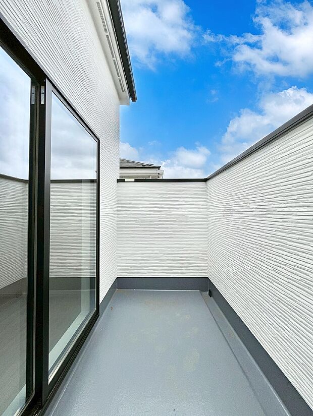 【バルコニー】ゆったりバルコニーだから沢山お洗濯ものを干せます。