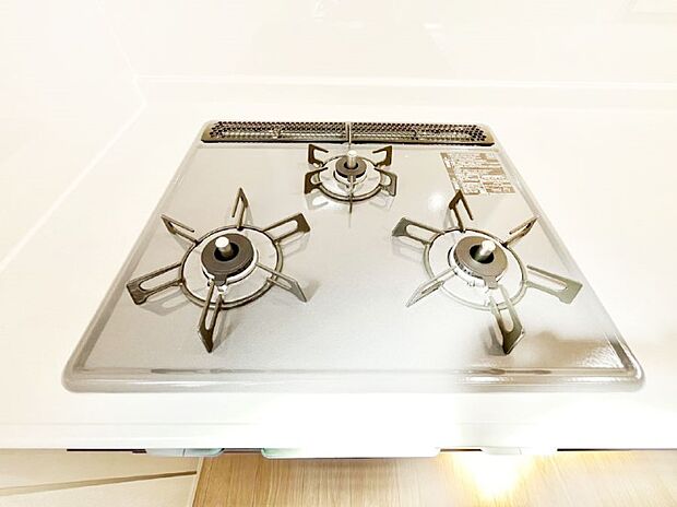 【Siセンサーコンロ】ガスコンロはSiセンサー搭載。火力調節や焦げ付き・消し忘れも防いでくれます。