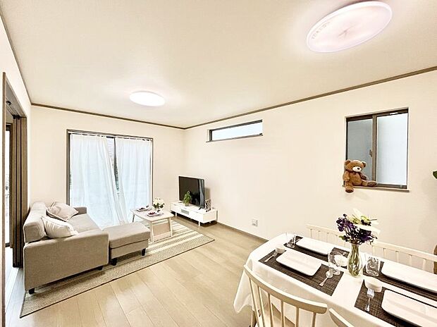 【リビングダイニング】大きな窓からたっぷりの陽光と風を感じられるリビング