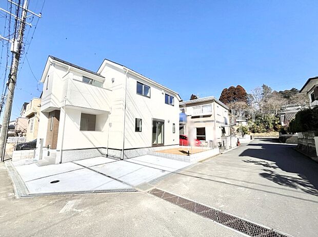 【前面道路含む現地写真】陽光と開放感に恵まれた角地。ここから始まる新生活を応援いたします!