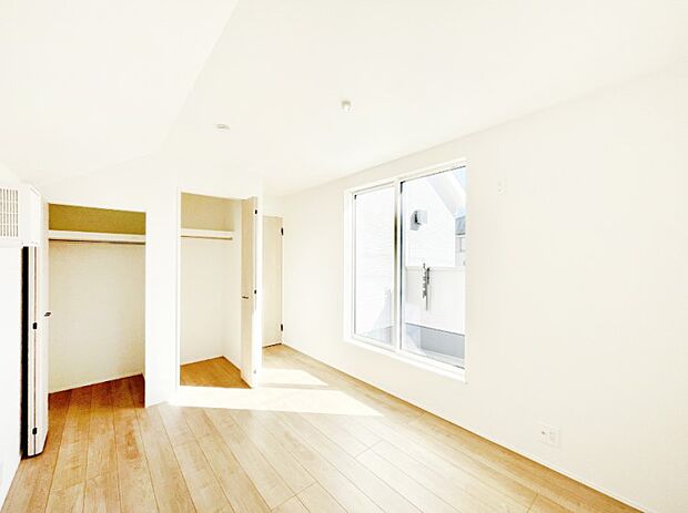 【寝室】バルコニーが明るさと開放感を演出!朝スッキリと目覚められそうですね。