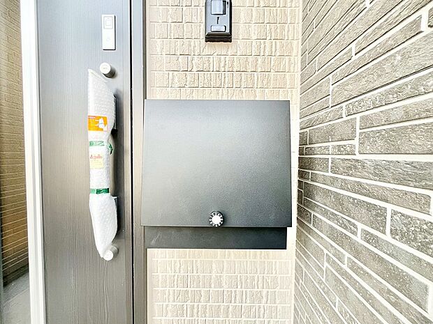 【その他現地】シンプルデザインのポスト。