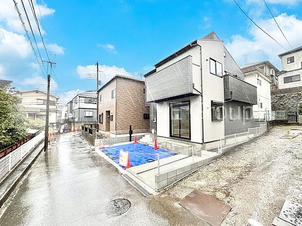 【前面道路含む現地写真】前面道路はきちんと整備されています