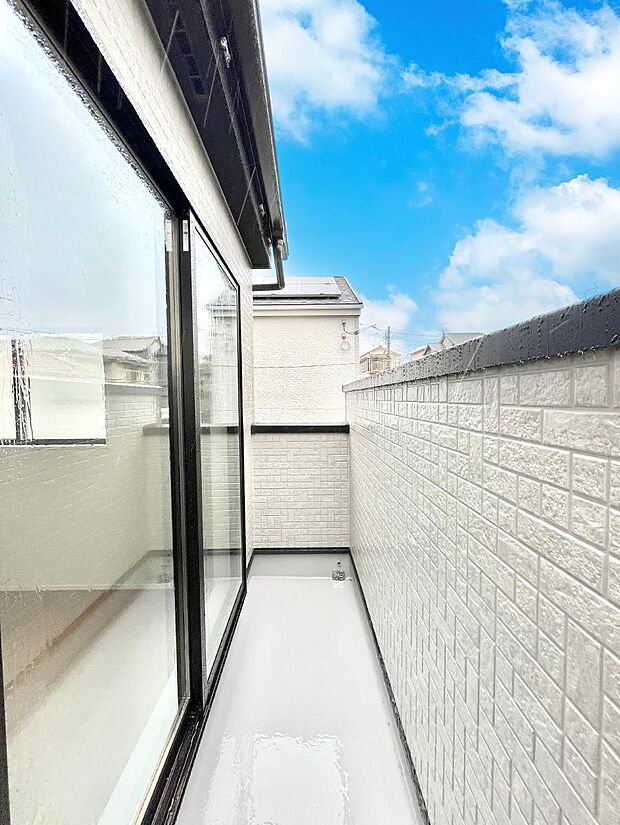 【バルコニー】暖かな陽光が降り注ぐバルコニーはお洗濯におすすめ。爽やかな風も心地よいです。