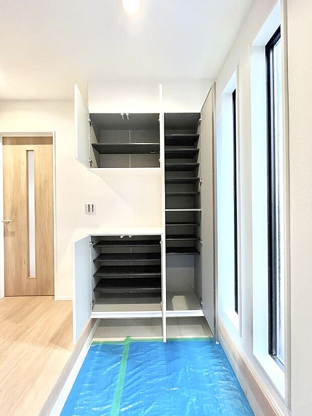 【シューズボックス】たっぷり収納できるシューズボックスで家族全員の靴も、玄関すっきり。