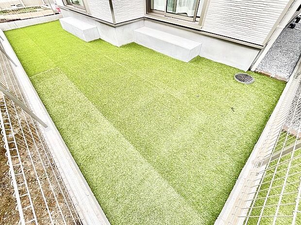 【庭】家族で楽しめる庭付きです。ガーデニングや物置を置いたり、お子様がいらっしゃるご家庭ではプールなど使い方はさまざまです。 