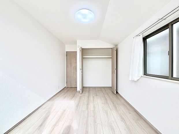 【寝室】収納が充実しているので居住スペースを広々使えます  