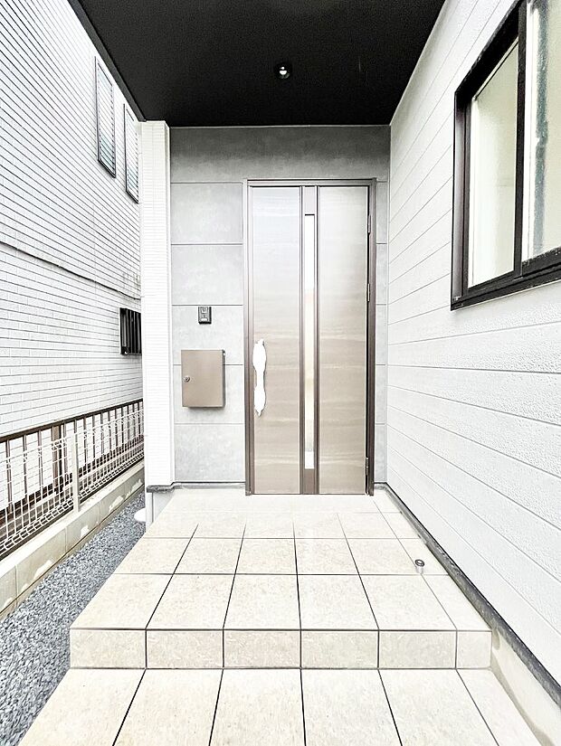【玄関】大切な家族、来客を出迎える玄関。