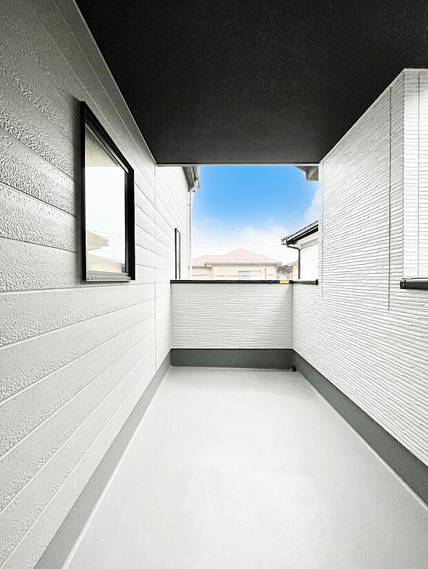 【バルコニー】ゆったりバルコニーだから沢山お洗濯ものを干せます。