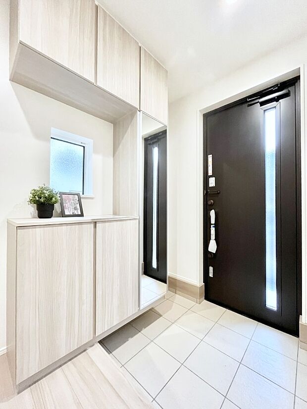 【玄関】飾り棚を利用して、お越しいただくお客様をおもてなしできます。