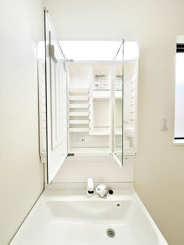 【三面鏡裏収納】三面鏡の裏に、化粧品や衛生用品などを収納可能。洗面台をすっきりと保ちます!