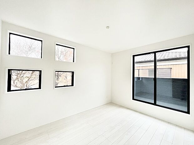 【寝室】明るいバルコニーサイドに洋室を設置。目覚めの良い寝室に。