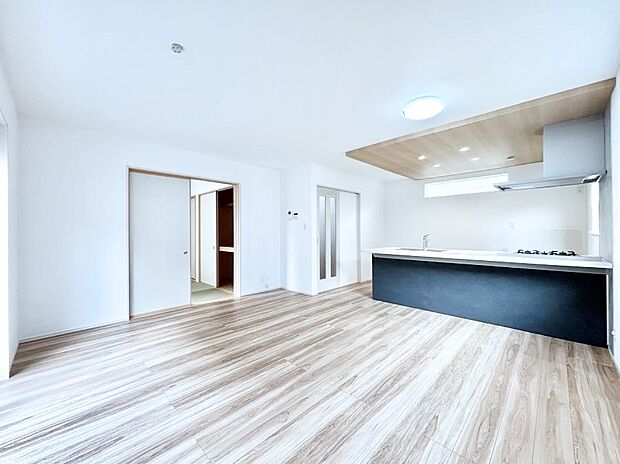 【リビングダイニング】家族団らんの時間も増えそうなくつろぎのリビングダイニング。