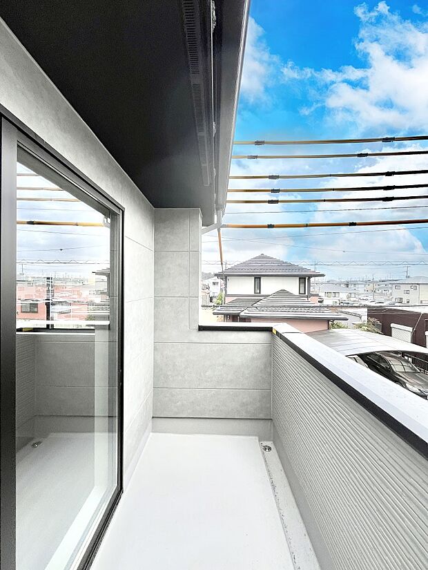 【バルコニー】暖かな陽光が降り注ぐバルコニーはお洗濯におすすめ。爽やかな風も心地よいです。