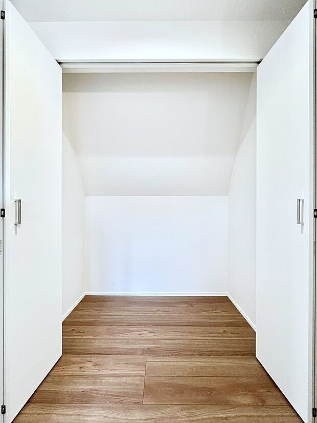 【収納】洋室のクローゼット。奥行きがあるので厚手の衣類もすっきり収まります。