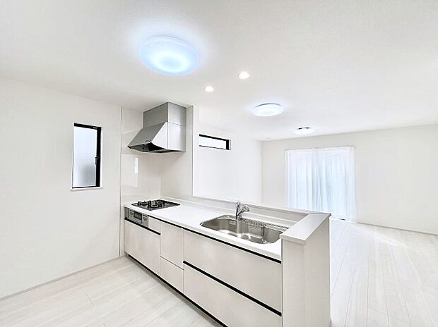 【ダイニングキッチン】カウンター越しに楽しいおしゃべり。いつものお料理がもっと美味しくなりそうですね。