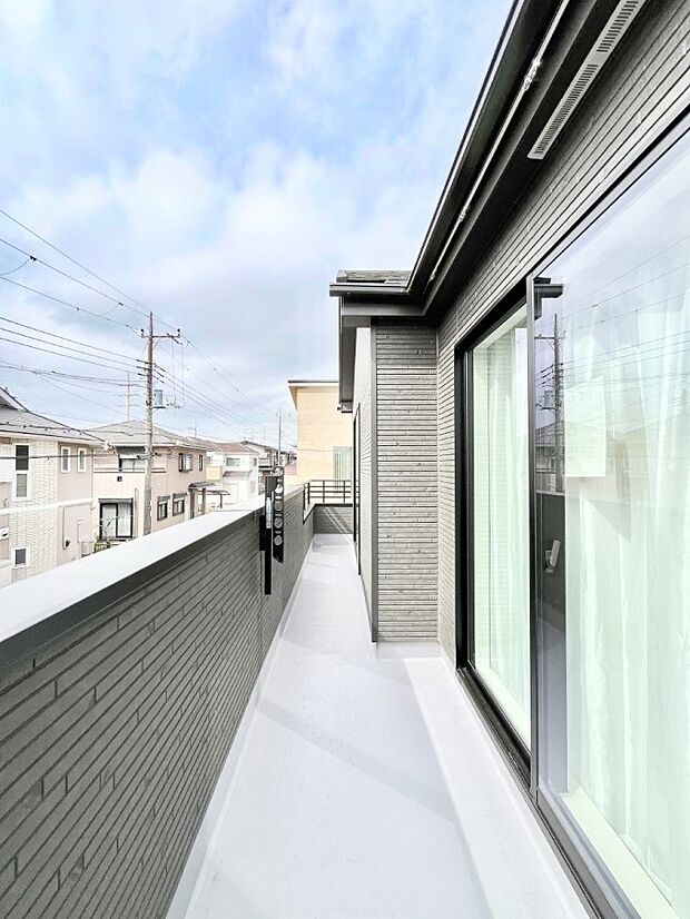 【バルコニー】暖かな陽光が降り注ぐバルコニーはお洗濯におすすめ。爽やかな風も心地よいです。