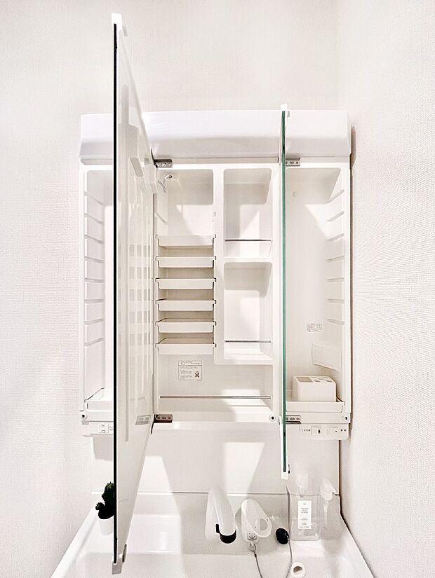 【洗面台・洗面所】三面鏡の裏に、化粧品や衛生用品などを収納可能。洗面台をすっきりと保ちます!