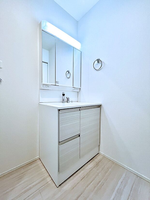 【脱衣場】清潔感のある快適空間です。毎日の身支度も気持ち良くお使い頂けます。