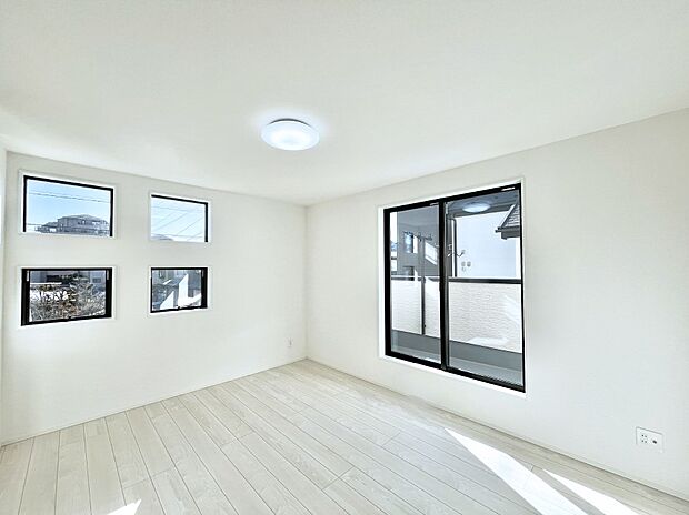 【寝室】明るいバルコニーサイドに洋室を設置。目覚めの良い寝室に。