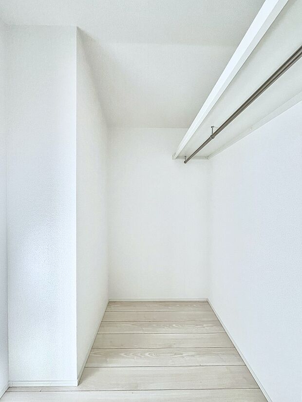 【ウォークインクローゼット】ウォークインクローゼット付きで生活空間を広く利用できます。