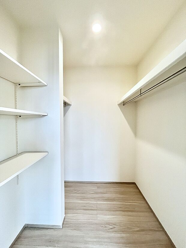 【ウォークインクローゼット】ウォークインクローゼット付きで生活空間を広く利用できます。