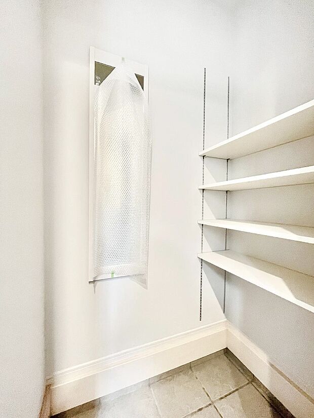 【収納】シューズインクローク付き！雨具やベビーカーも置けます。 　