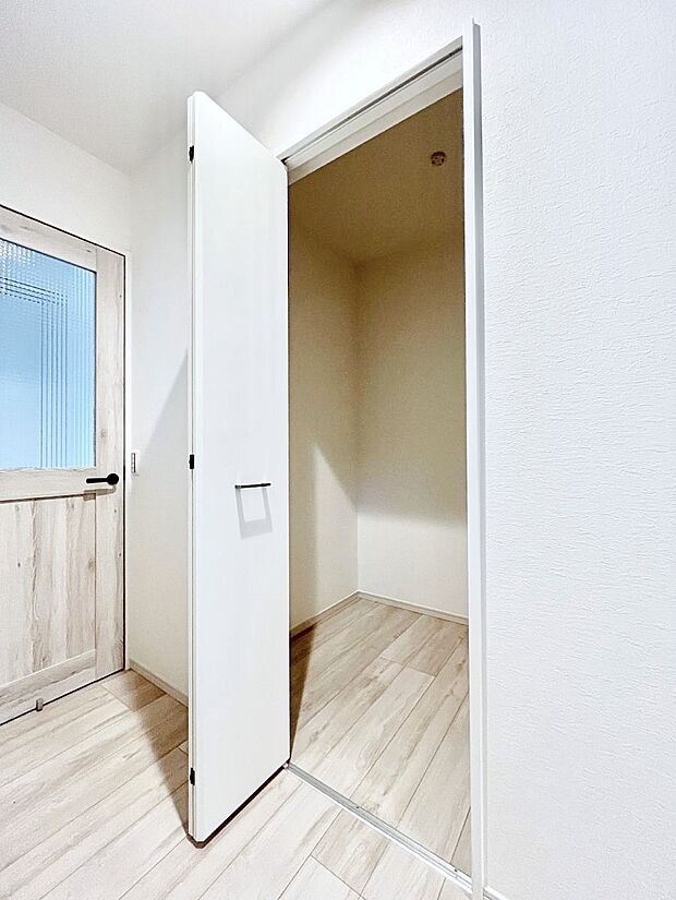 【ファミリークローク】リビング横には家族みんなの共有物を収納するのに便利なファミリークローク