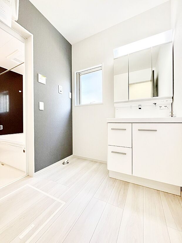 【脱衣場】1日の始まりも心地よく!柔らかな朝の光を感じられる窓がついた洗面室