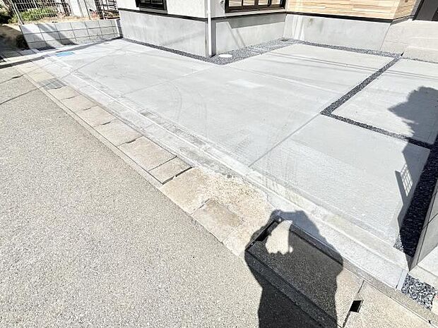 【駐車場】駐車2台可能!急なお客様の駐車に。また、ご家族の自転車スペースとしても大活躍。