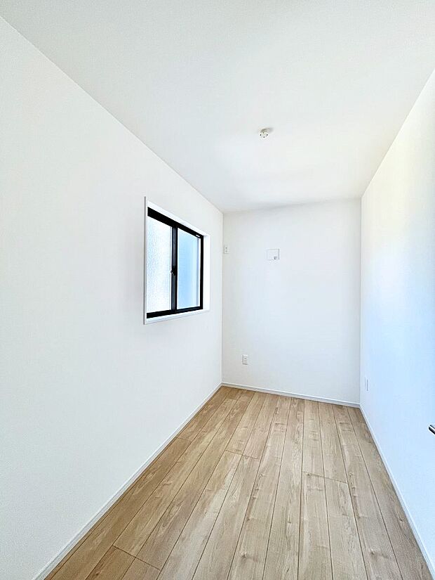 【洋室】2階3.5帖の洋室。ワークスペースとしてもご利用いただけますね。窓付きで換気もできます。