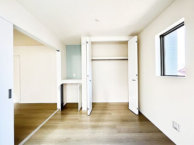 【洋室】リビング隣接の洋室は個室としても利用できます