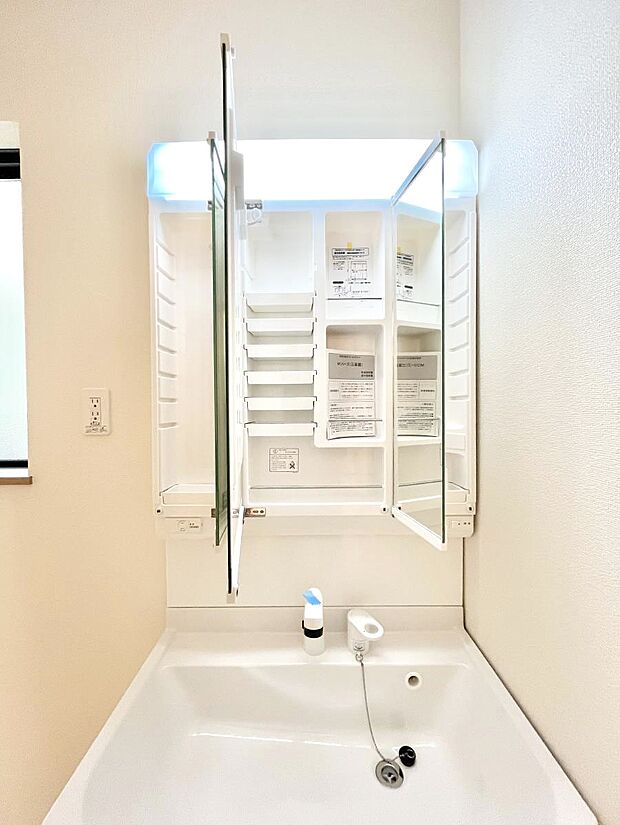 【三面鏡裏収納】三面鏡の裏に、化粧品や衛生用品などを収納可能。洗面台をすっきりと保ちます!