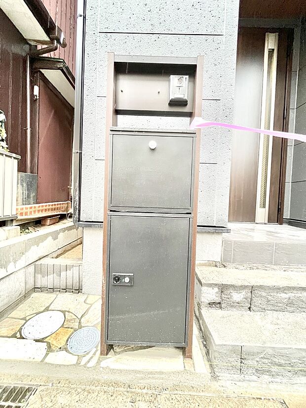 【その他現地】シンプルデザインのポスト。