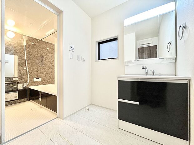 【脱衣場】清潔感のある快適空間です。毎日の身支度も気持ち良くお使い頂けます。