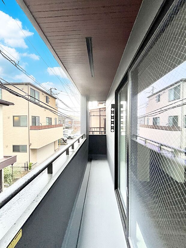 【バルコニー】暖かな陽光が降り注ぐバルコニーはお洗濯におすすめ。爽やかな風も心地よいです。