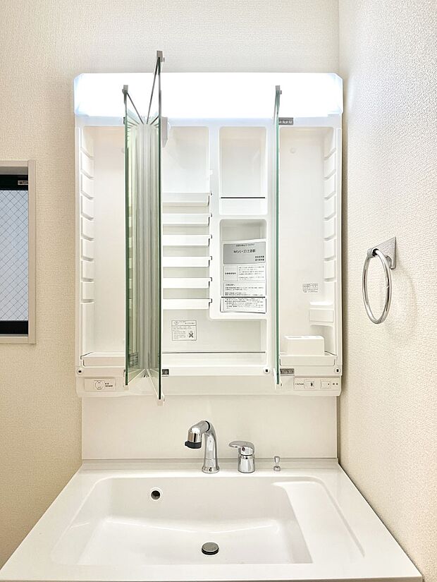 【三面鏡裏収納】三面鏡の裏に、化粧品や衛生用品などを収納可能。洗面台をすっきりと保ちます!