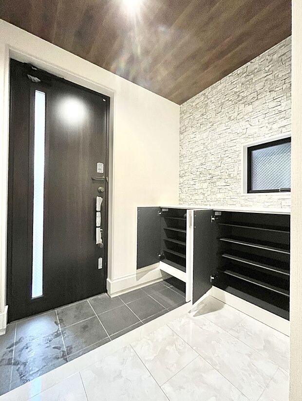 【シューズボックス】たっぷり収納できるシューズボックスで家族全員の靴も、玄関すっきり。