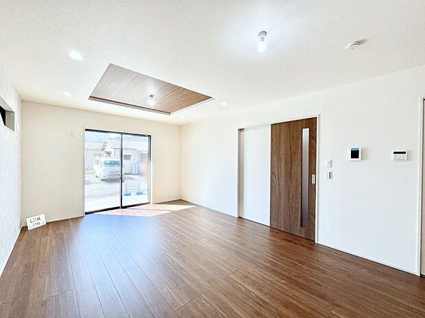 【リビングダイニング】明るい陽光が注ぎ、寛ぎの雰囲気に満たされるリビング・ダイニング。