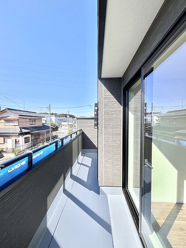 【バルコニー】暖かな陽光が降り注ぐバルコニーはお洗濯におすすめ。爽やかな風も心地よいです。